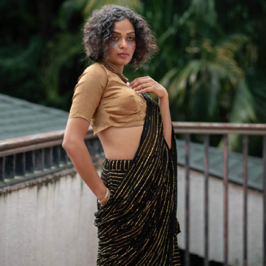 প্রয়োজনও মিটবে আর স্টাইলও হবে, পরনে যদি থাকে পকেট শাড়ি।