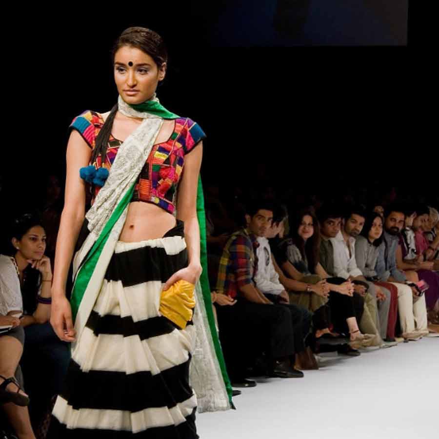 পোশাকশিল্পী মাসাবা গুপ্তর নকশা করা পকেট শাড়ি। 