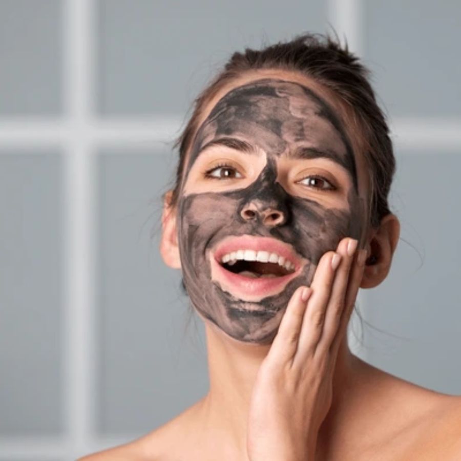 অনেকেই ভোগেন ফুসকুড়ি বা ব্ল্যাক হেড্‌সের সমস্যায়। তাঁদের জন্য কালো ক্লে মাস্ক খুব উপকারী। এখন তো বাজারে চারকোল ক্লে মাস্কও পাওয়া যায়।  