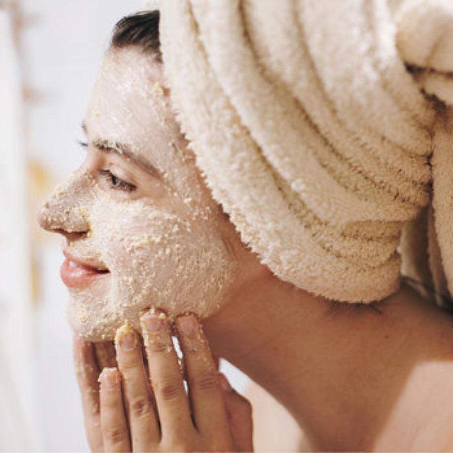 নিয়ম করে প্রতি দিন ফেশওয়াশ ও স্ক্রাবিংয়ের পরেও মুখের হাল ফেরানো যে দুষ্কর, তা ভালই টের পাওয়া যাচ্ছে। এমন পরিস্থিতিতে কার্যকরী সমাধান হিসেবে ‘ক্লে মাস্ক’-এর দ্বারস্থ হতেই পারেন।