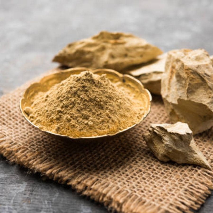 ত্বক উজ্জ্বল করতে মুলতানি মাটির চল আজকের নয়। বহু কাল আগে থেকেই বাঙালিরা ত্বকের হাল ফেরাতে মুলতানি মাটি ব্যবহার করে এসেছেন। এটিও কিন্তু ক্লে মাস্কের কাজ করতে পারে। 