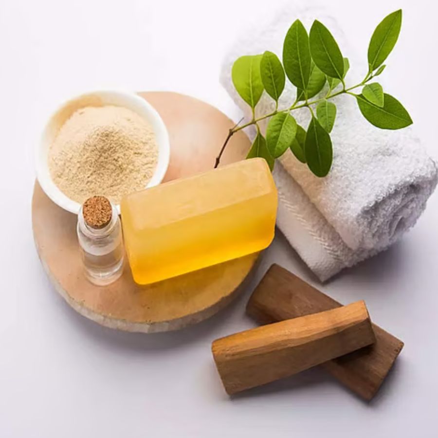 এর সঙ্গে গোলাপ জল অথবা চন্দন বেটে যোগ করতে পারেন। 