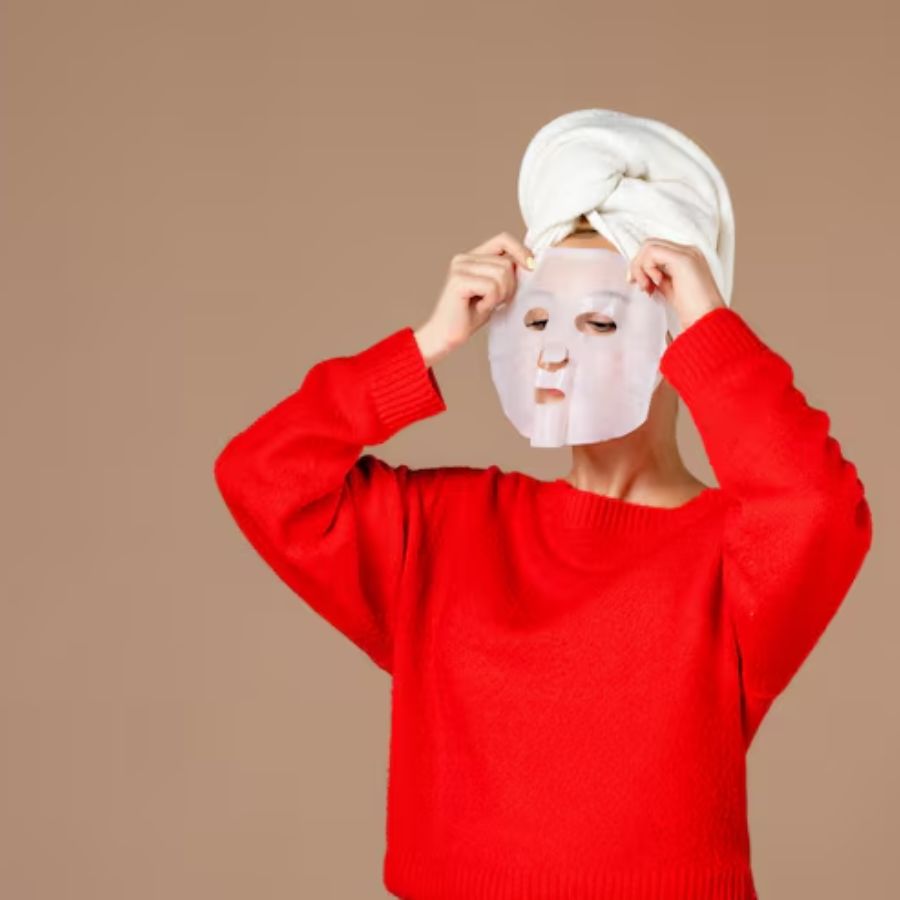 ত্বকের মধ্যে সিবামের কারণেই ব্রণের সমস্যা দেখা দেয়। ক্লে মাস্ক অতিরিক্ত তেল শুষে নেয়। এ খানেই শেষ নয়, ত্বকের মধ্যে রক্ত ও অক্সিজেনের সঞ্চালনকেও ঠিক রাখে এটি।  