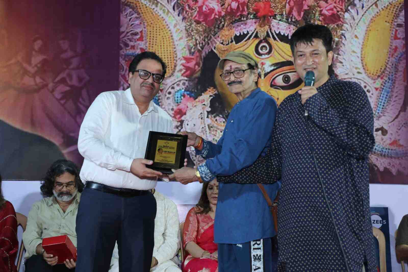 পুজোয় খ্যাতনামীদের সম্মানিতও করেন বিশ্বজিৎ চট্টোপাধ্যায়।