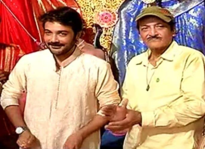 বাবা বিশ্বজিতের পুজোয় ছেলে প্রসেনজিৎ ঢাক বাজাচ্ছেন।