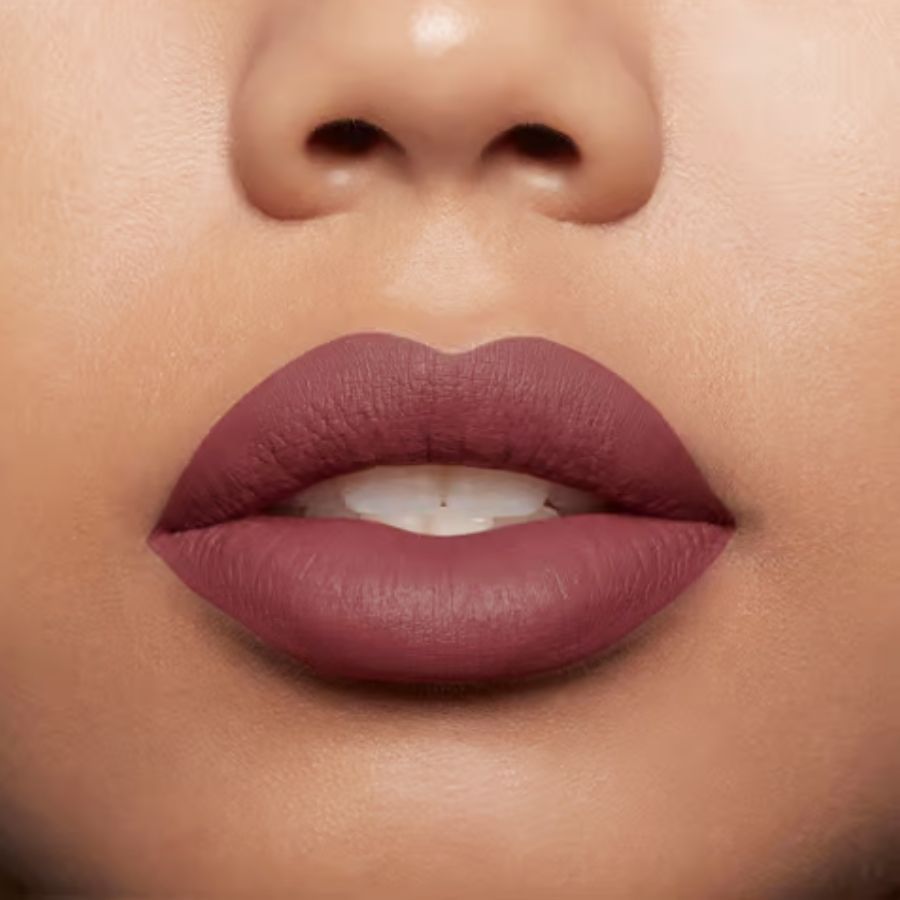 ৪। লিপস্টিকের জন্য ম্যাট লিপস্টিক উপযুক্ত। যদি গ্লসি লিপস্টিক ব্যবহার করতে মন চায়, তবে তার উপরে হালকা পাউডার দিয়ে সেট করে নেওয়া যেতে পারে।