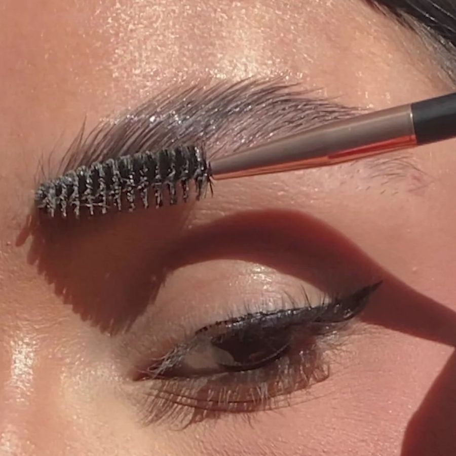 ৬। ভ্রু হল মুখের কাঠামো, যা আপনার সাজকে সম্পূর্ণ করে তোলে। পুজোর সময়ে অনেকেই নানা রকম সাজে পরীক্ষা-নিরীক্ষা করেন। কিন্তু ভ্রু ঠিকঠাক না থাকলে সবটাই মাটি! বর্ষার ভিজে আবহাওয়ায় ভ্রু-এর সাজ ঠিক রাখা কঠিন। তাই এই সময়ে ভ্রু-এর জন্য জেল বা ওয়াক্স ব্যবহার করা জরুরি। এটি আপনার ভ্রু-র প্রতিটি চুলকে সঠিক আকারে ধরে রাখবে এবং সারা দিন ধরে নিখুঁত থাকবে। 