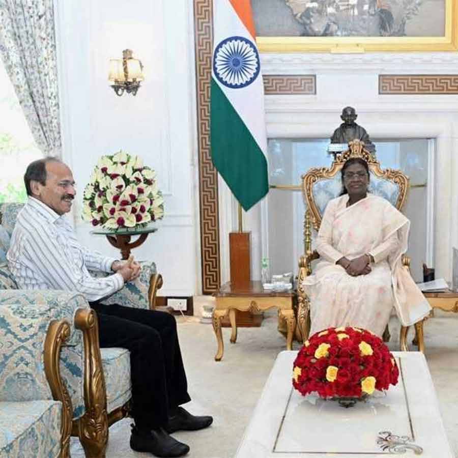 Adhir Chowdhury meets President over migrants’ harassment issue