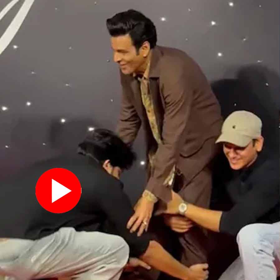 Anurag Kashyap, Jaideep Ahlawat and Vijay Varma touched Manoj Bajpayee’s feet on Jugnuma premiere in Mumbai dgtl