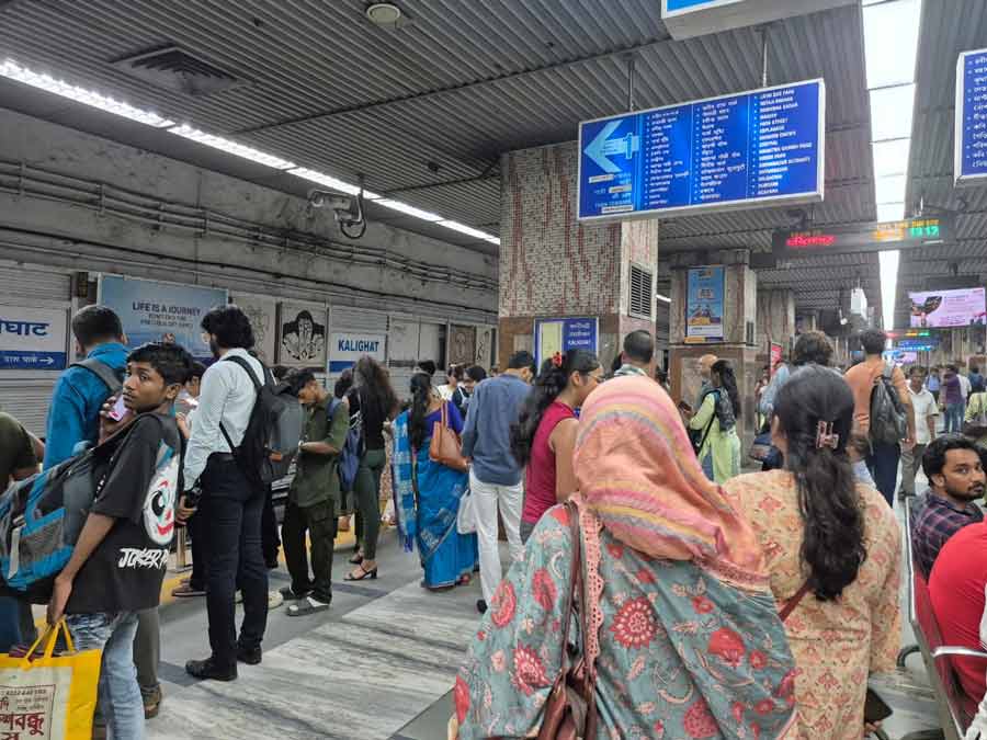 বৃহস্পতিবার দুপুরে কালীঘাট স্টেশনে ভিড়ের ছবি।