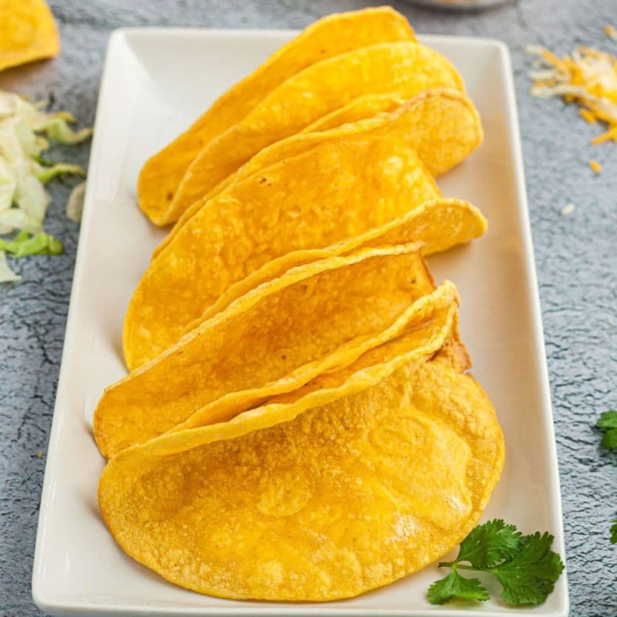 ৩. বানানো মোটেও শক্ত নয়। আলুর দম তো ঘরে প্রায়ই হয়। শুধু টর্টিলা বা বাজারি ট্যাকো শেল থাকলেই হল।