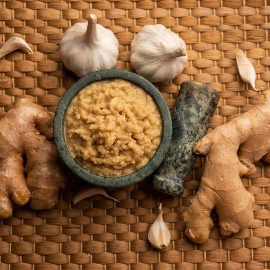 ৪. সেদ্ধ আলুতে সর্ষের তেল, পেঁয়াজ, আদা-রসুন বাটা, টোম্যাটো বাটা মিশিয়ে তৈরি হবে মশলাদার আলুর দম। সঙ্গে লঙ্কা, হলুদ, ধনে-জিরে আর গরম মশলা।