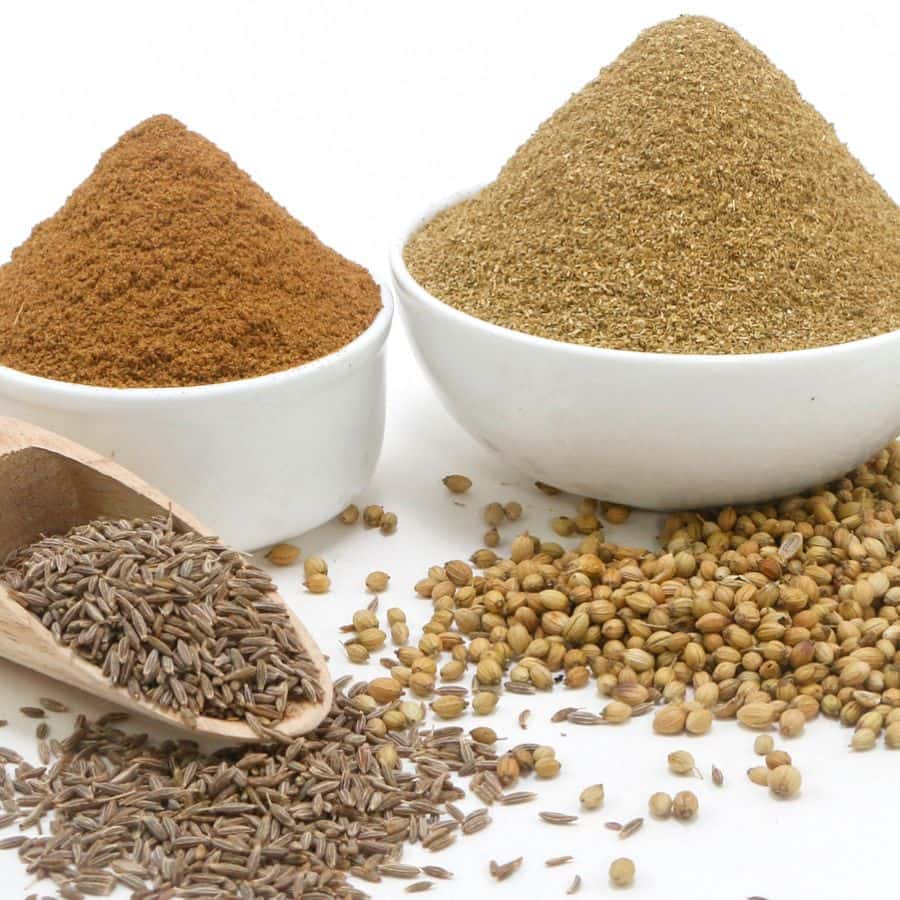 ৬। সবটা একটু কষিয়ে নিয়ে হলুদ, জিরে, ধনে ও লাল মরিচ গুঁড়ো দিন। মশলা থেকে সুন্দর গন্ধ বেরোলে তাতে সেদ্ধ আলু এবং স্বাদমতো নুন দিয়ে ভাল ভাবে মিশিয়ে নিন।