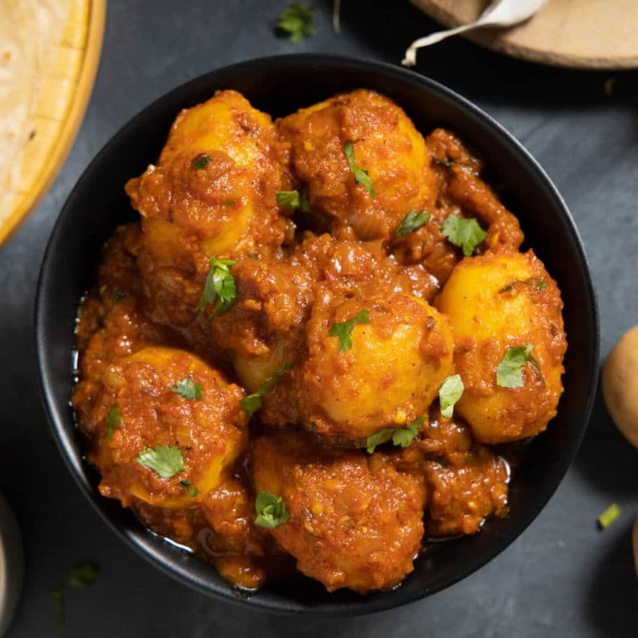 ৭। প্রয়োজন মতো জল ঢেলে ঢাকনা দিয়ে রাখুন মিনিট পাঁচেক। সব শেষে গরম মশলা আর ধনেপাতা ছড়িয়ে নামিয়ে নিলেই তৈরি আলুর দম।