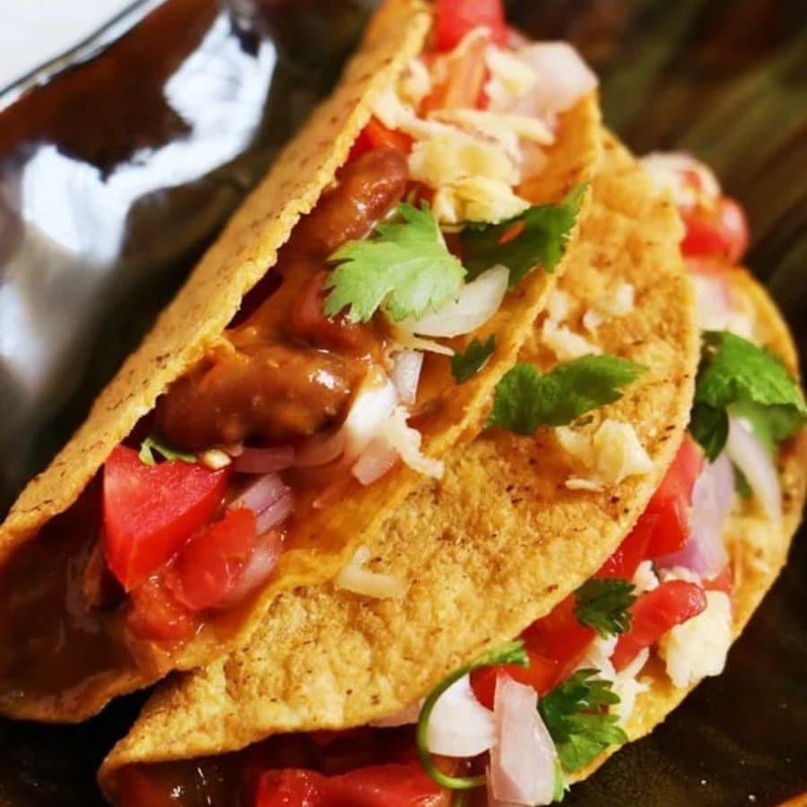 ৮। এই খাস বাঙালি আলুর দম যখন ট্যাকো শেলের ভিতরে ঢোকে, তখনই তৈরি হয় ফিউশনের আসল জাদু।