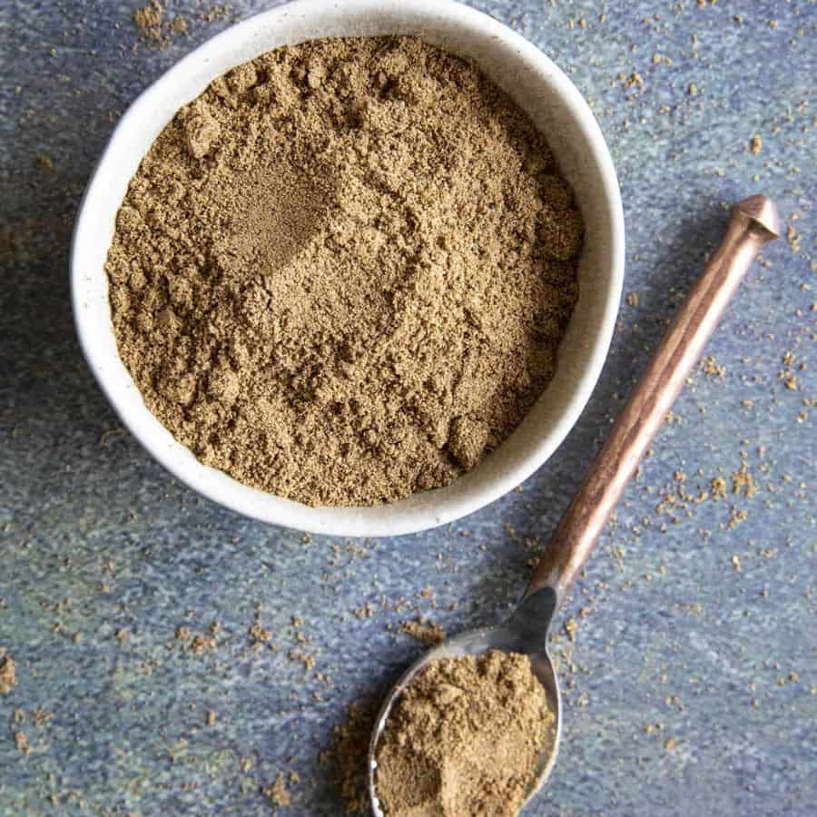 ৯. উপরে ছিটিয়ে দেওয়া যায় চাট মশলা, কুচোনো পেঁয়াজ-টোম্যাটো, লঙ্কা আর ঘন দই। সাজিয়ে তুলতে একটু ধনেপাতা। চাইলে চিজও দেওয়া যেতে পারে।