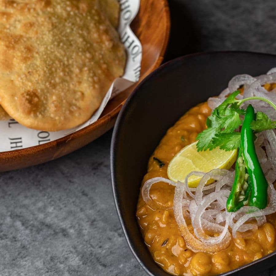 ১. দুর্গাপুজো মানেই আড্ডা, হইচই আর টেবিলে ঢালাও পদের সম্ভার। সেই আয়োজনে একঘেয়ে কাবাব, কচুরি, ঘুগনি বাদ দিয়ে যদি উঠে আসে একটু অন্য রকম কিছু, মন্দ কী! 