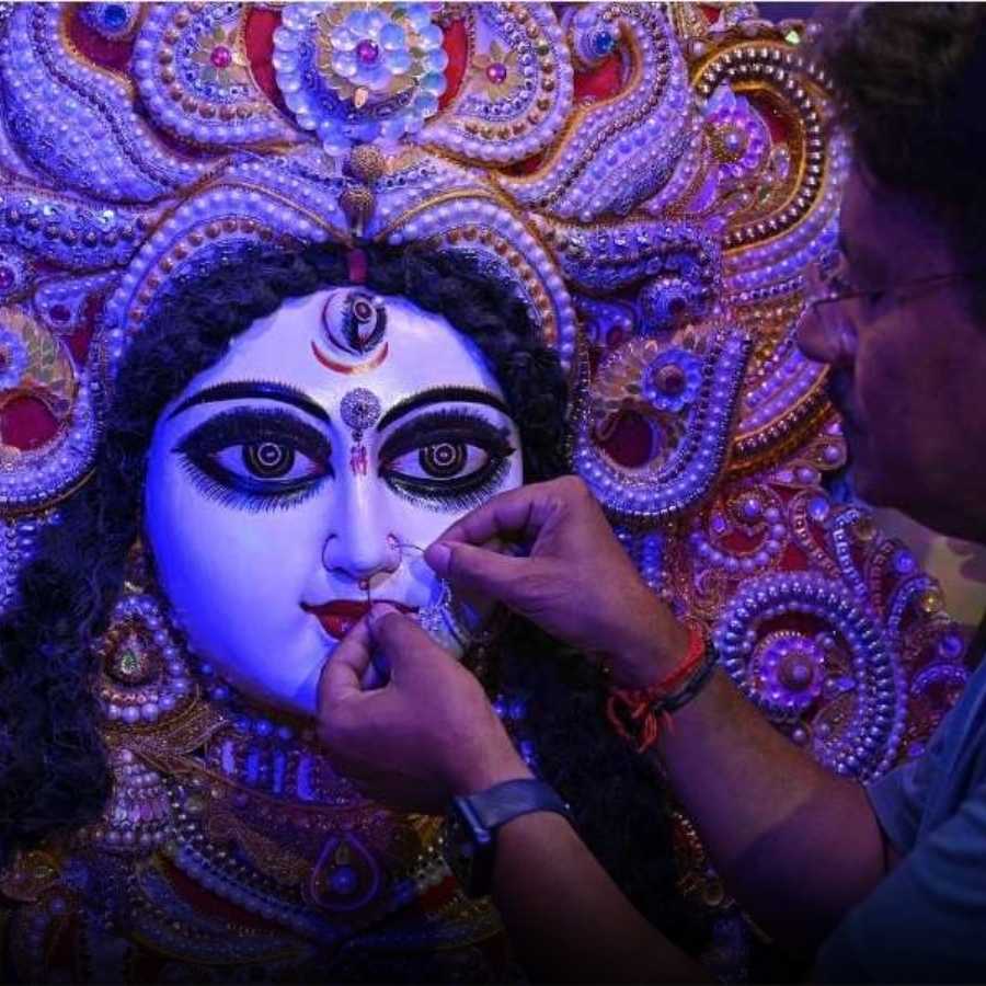 Kumartuli artisan Indrajit Paul gives the Durga idol a divine gaze with diamond eyes dgtl