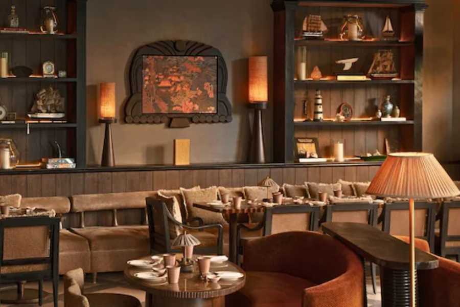 কর্ণ জোহর চান, তাঁর রেস্তরাঁয় আরামে আড্ডা দিতে আসুন মানুষ। তার প্রতিফলন রয়েছে অন্দরসাজেও। 