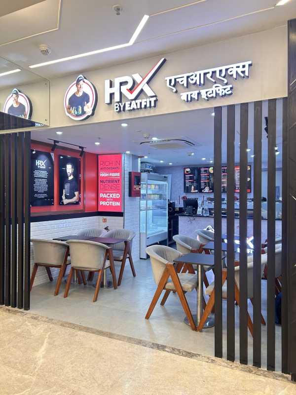 হৃতিকের ক্যাফেতে পাওয়া যায় স্বাস্থ্যসচেতন মানুষদের জন্য সুস্বাদু খাবার। 