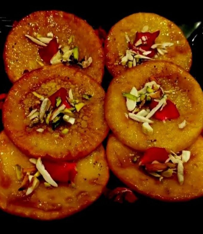 ব্যাটার তৈরির প্রথম ধাপ: একটি বড় পাত্রে ময়দা এবং সুজি মিশিয়ে নিন। এতে মৌরি এবং ছোট এলাচ গুঁড়ো যোগ করুন। এ বার টক দই এবং ১/২ কাপ চিনি দিয়ে ভাল করে মিশিয়ে নিন। মিশ্রণটি যেন মসৃণ হয়, কোনও দানা ভাব যেন না থাকে।