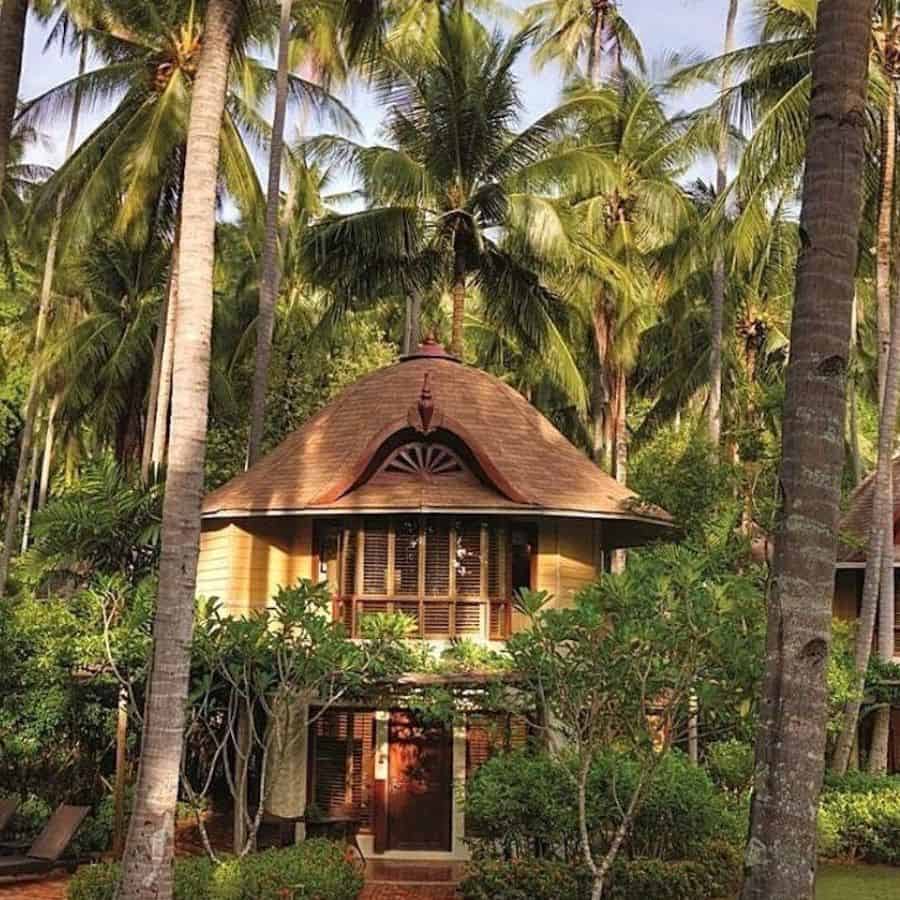 কোথায় থাকবেন? আউশগ্রাম বা আদুরিয়ার জঙ্গলে থাকার জন্য খুব বেশি বিলাসবহুল রিসর্ট নেই। এটি এখনও পর্যটকদের কাছে ততটা পরিচিত নয়। তাই থাকার ব্যবস্থা সীমিত।