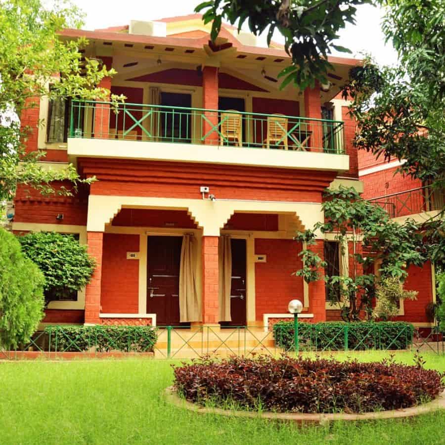 বন বাংলো: এখানকার একটি জনপ্রিয় থাকার জায়গা হলো বন বাংলো। বন বিভাগের অনুমতি নিয়ে এখানে থাকা যায়।