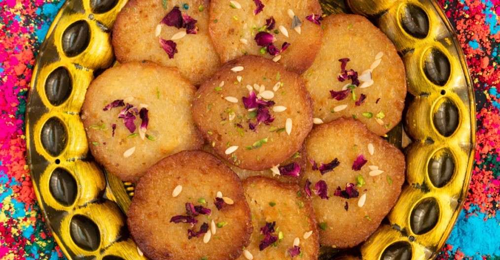 মালপোয়া ভাজার কৌশল: মালপোয়াগুলি উভয় দিক থেকে সোনালি এবং মুচমুচে হওয়া পর্যন্ত ভাজুন। মনে রাখবেন, দই থাকার কারণে এই মালপোয়া সাধারণ মালপোয়ার চেয়ে একটু দ্রুত সোনালি হয়। অতিরিক্ত তেল ঝরিয়ে মালপোয়াগুলি তুলে নিন।