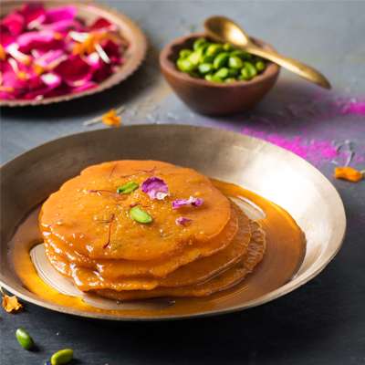 সিরায় ডোবানো: ভাজা মালপোয়াগুলি সরাসরি হালকা গরম চিনির সিরায় ডুবিয়ে দিন। সিরায় মালপোয়াগুলি ২-৩ মিনিট রাখুন, যাতে মিষ্টি রস ভাল ভাবে মালপোয়ার ভিতর ঢুকে যায়। 