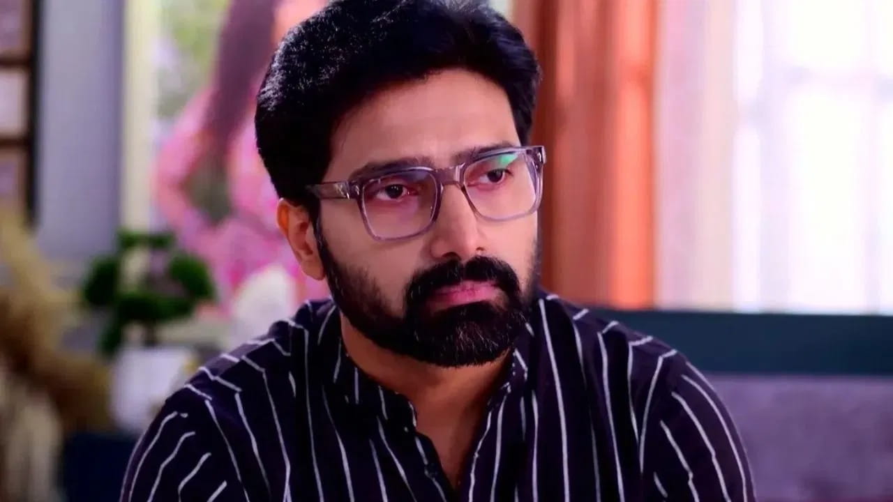 সাময়িক বিরতির পর এই একই ধারাবাহিকের হাত ধরে ছোট পর্দায় ফিরছেন ‘কে আপন কে পর’-খ্যাত অভিনেতা বিশ্বজিৎ ঘোষ। 