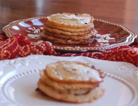 পরিবেশন: সিরা থেকে মালপোয়াগুলি তুলে একটি প্লেটে সাজিয়ে নিন। বাদাম কুচি বা পেস্তা দিয়ে সাজিয়ে গরম বা ঠান্ডা পরিবেশন করুন। এই দই মালপোয়া পুজোর আনন্দ আরও সুস্বাদু ও  মিষ্টি করে তুলবে।  (এই প্রতিবেদনটি ‘আনন্দ উৎসব’ ফিচারের একটি অংশ)।