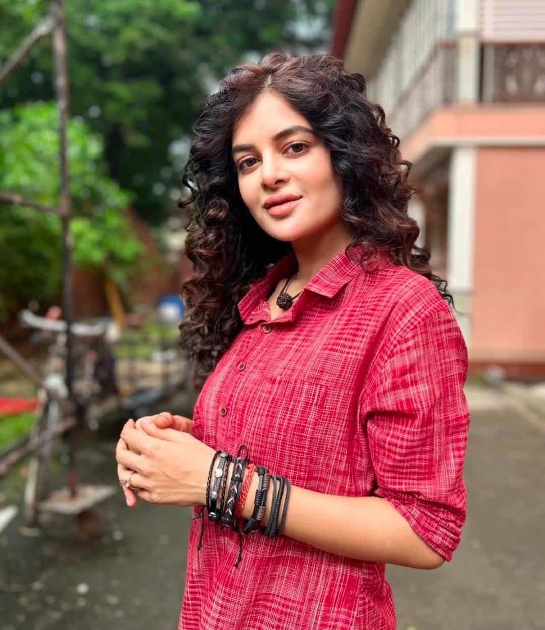 মধুমিতা সরকারও দীর্ঘদিন পর ছোট পর্দায় ফিরতে চলেছেন। একটা সময় তিনি বাঙালির ঘরে ঘরে ‘পাখি’ হিসেবেই-খ্যাত ছিলেন। ‘বোঝে না সে বোঝে না’ ছাড়াও ‘কুসুম দোলা’, ইত্যাদি ধারাবাহিকে কাজ করেছিলেন। মাঝে চুটিয়ে বড় পর্দা এবং ওয়েব মাধ্যমে কাজ করার পর তিনি ‘ভোলে বাবা পার করেগা’ নিয়ে ছোট পর্দায় ফিরতে চলেছেন। 