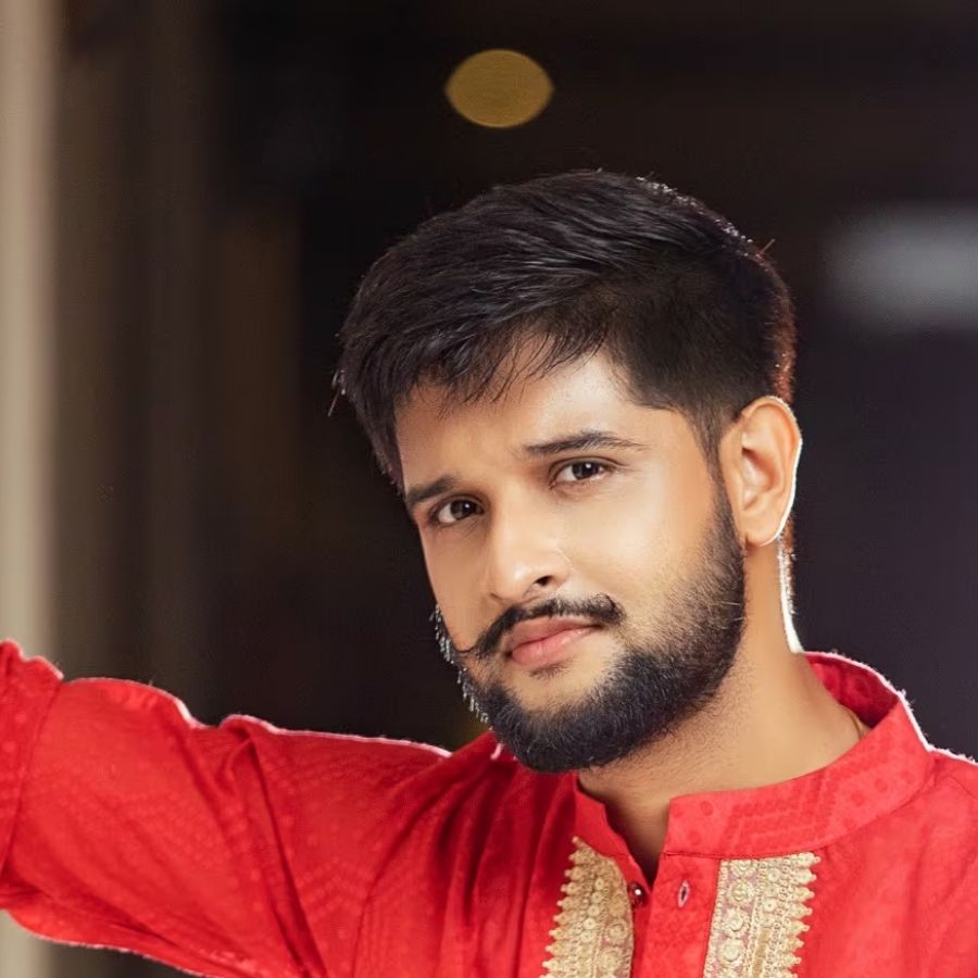 এই ধারাবাহিকের হাত ধরে ‘অমর সঙ্গী’ শেষ হওয়ার পর সাময়িক বিরতি কাটিয়ে ছোট পর্দায় ফিরছেন নীল ভট্টাচার্যও। 