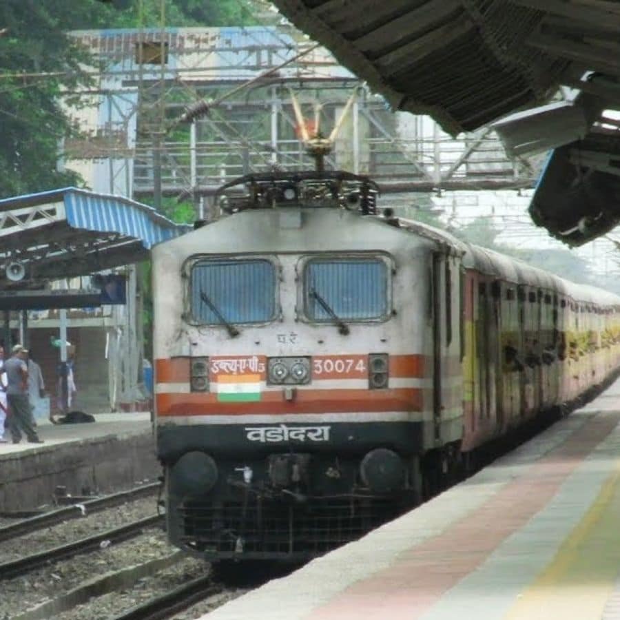 কী ভাবে যাবেন? সড়ক পথে: কলকাতা থেকে আউশগ্রামের দূরত্ব প্রায় ১৬০ কিলোমিটার। গাড়ি নিয়ে যেতে চাইলে দুর্গাপুর এক্সপ্রেসওয়ে ধরে যাওয়া সবচেয়ে সুবিধাজনক। দুর্গাপুরের পরে আউশগ্রাম হয়ে সহজেই জঙ্গলে পৌঁছে যাবেন। কলকাতা থেকে সাধারণত ৪-৫ ঘণ্টা সময় লাগে।  রেলপথে: ট্রেন যাত্রার ক্ষেত্রে দুর্গাপুর বা গুসকরা স্টেশনে নামতে পারেন। সেখান থেকে গাড়ি ভাড়া করে আউশগ্রাম বা আদুরিয়ার জঙ্গলে পৌঁছনো যায়।