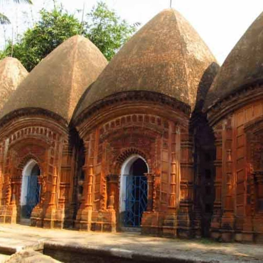 প্রাচীন মন্দির: আউশগ্রামের অম্বিকা কালনা এবং আশপাশের কিছু প্রাচীন মন্দির আছে, যা মন কাড়বেই। এই মন্দিরগুলির স্থাপত্যশৈলী এবং ইতিহাস খুবই আকর্ষণীয়।