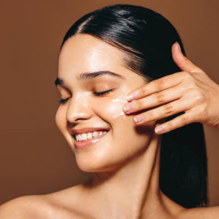 পুজো দরজায় কড়া নাড়ছে। কম বেশি সকলেই এখন শরীরচর্চা, রূপচর্চায় নজর দিয়েছেন। গোটা বছর যেমন তেমন কাটলেও, পুজোর এই কটা দিন সকলেই চান যাতে নিজেকে সুন্দর দেখায়। 