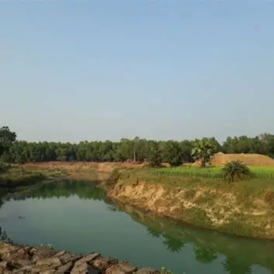 পুজোর এই সময়ে যাঁরা ভিড় এড়িয়ে প্রকৃতি এবং বাংলার নিজস্ব ঐতিহ্যের স্বাদ নিতে চান, তাঁদের জন্য আউশগ্রাম এবং আদুরিয়ার জঙ্গল হতে পারে এক আদর্শ গন্তব্য।  (এই প্রতিবেদনটি ‘আনন্দ উৎসব’ ফিচারের একটি অংশ)।