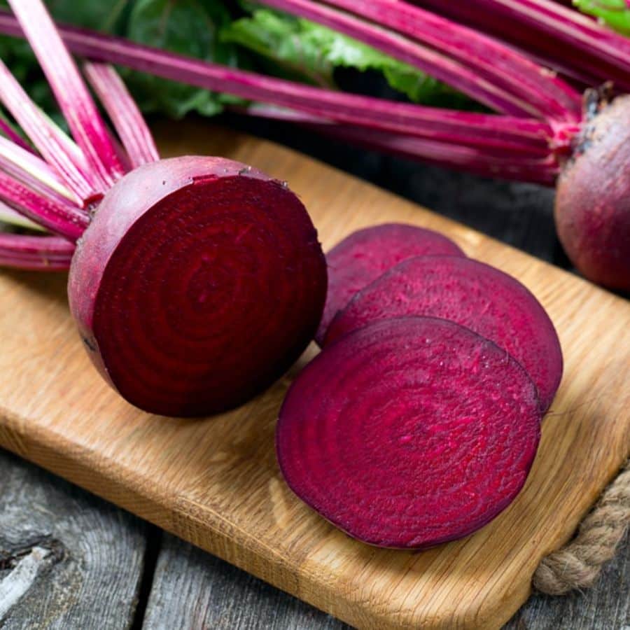 স্বাভাবিক ভাবে গোলাপি গাল পেতে বিটের বিকল্প আর কী-ই বা হতে পারে? বিটে পটাশিয়াম, ম্যাঙ্গানিজ, আয়রন, ভিটামিন বি৬, ভিটামিন সি সহ একাধিক প্রয়োজনীয় উপাদান রয়েছে। 