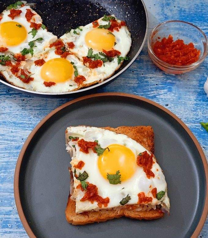 খাগিনার বিশেষত্ব: সাধারণ ডিমের ভুর্জি থেকে খাগিনা কী ভাবে আলাদা? এই দুইয়ের মধ্যে প্রধান পার্থক্য হল, খাগিনায় ডিমগুলি ফেটিয়ে দেওয়া হয় না। পেঁয়াজ-মশলার মিশ্রণের উপর আস্ত ডিম ভেঙে দেওয়া হয় এবং তা ধীর আঁচে রান্না করা হয়। ফলে ডিমের কুসুম সম্পূর্ণ সিদ্ধ হলেও তা পোচের মতো আকার ধরে রাখে। আদিতি রাও হায়দারির মতে, এটি 'শাকশুকা'-এর হায়দরাবাদি সংস্করণ।