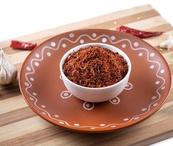 'এল্লিপায়া করম' কী? হায়দরাবাদি খাগিনার একটি গুরুত্বপূর্ণ উপাদান হল 'এল্লিপায়া করম' বা রসুন-লঙ্কার চাটনি। এটি কয়েকটি রসুনের কোয়া, শুকনো লাল লঙ্কা এবং নুন এক সঙ্গে পিষে তৈরি করা হয়। এই পেস্টটি খাগিনাকে একটি বিশেষ ঝাল স্বাদ ও রসুনের গন্ধযুক্ত ফ্লেভার দেয়।