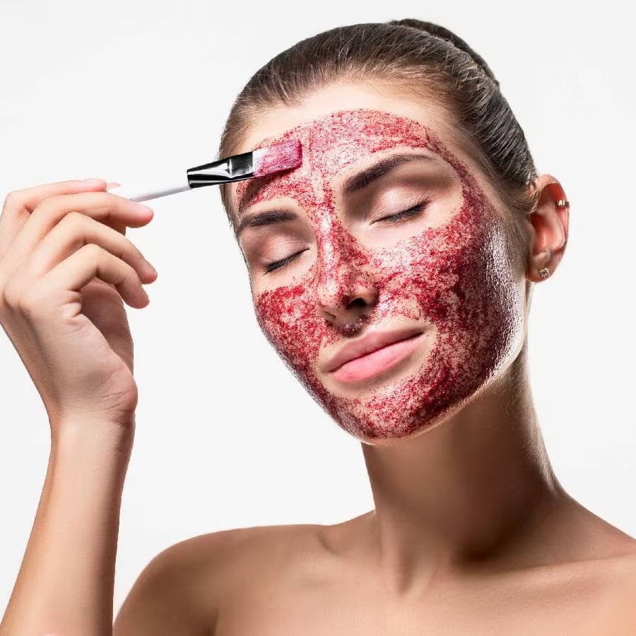 এটি অ্যান্টিঅক্সিডেন্ট হিসেবেও কাজ করে। সূর্যের ক্ষতিকর রশ্মির হাত থেকে আমাদের ত্বককে বাঁচায়।   শুধুই কি তাই? ত্বককে টানটান, উজ্জ্বল রাখতেও সাহায্য করে বিট। 