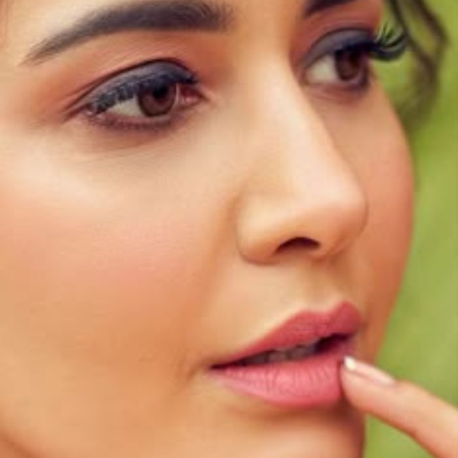 তাই পুজোর আগে স্বাভাবিক ভাবে গোলাপি গাল পেতে কী ভাবে এই বিট ব্যবহার করবেন চলুন জেনে নেওয়া যাক।