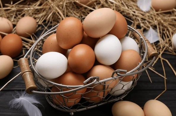 ডিম যোগ করার কৌশল: মশলার মিশ্রণ ভাল ভাবে কষানো হয়ে গেলে, কড়াইয়ের উপর সাবধানে ডিমগুলি ভেঙে দিন। ডিমের কুসুম যেন অক্ষত থাকে। ডিমগুলিকে ভুর্জির মতো ফেটিয়ে দেবেন না। কড়াইটি একটি ঢাকনা দিয়ে ঢেকে দিন এবং আঁচ কমিয়ে দিন। ডিমগুলি সেদ্ধ হওয়া পর্যন্ত রান্না করুন।