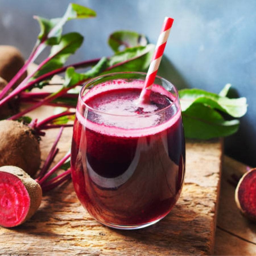 কেবল প্যাক বানানো নয়। ত্বকের বাইরের যত্নের পাশাপাশি তাকে ভিতর থেকেও ভাল রাখতে হবে। আর সেটার জন্যও বিট সমান ভাবে উপকারী। রোজ বিটের রস পান করলে বা স্যালাড হিসেবে খেলেও উপকার পাবেন। ত্বকের জেল্লা বাড়বে। 