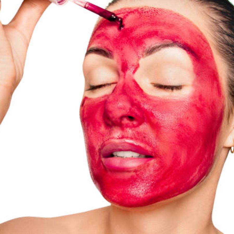 এ ছাড়া বানাতে পারেন বিটের ফেস মাস্ক। এটার জন্য একটি বিটের খোসা ছাড়িয়ে ভাল করে পরিষ্কার করে নিন। তার পর টুকরো করে কেটে পেস্ট করে নিন। এ বার সেটিকে ভাল করে ছেঁকে রসটা আলাদা করে নিন। অন্য দিকে কড়াইতে জল দিয়ে মৌরি সেদ্ধ করুন। জলের রং পরিবর্তিত হয়ে গেলে সেই জলটা বিটের রসের সঙ্গে মিশিয়ে নিন। এর সঙ্গে যোগ করুন কয়েক ফোঁটা গ্লিসারিন। এ বার এই মিশ্রণ ভাল করে মিশিয়ে সেটা মুখিয়ে লাগিয়ে আধ ঘণ্টা অপেক্ষা করুন। তার পর একটি নরম কাপড় দিয়ে মুখ পরিষ্কার করে নিন। (এই প্রতিবেদনটি ‘আনন্দ উৎসব’ ফিচারের একটি অংশ)।  