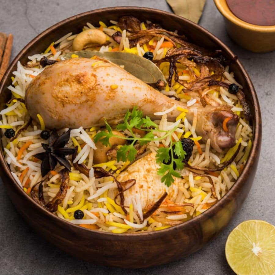 নবাব ওয়াজেদ আলি শাহের হাত ধরে বাংলায় আসা এই লোভনীয় পদটি বর্তমানে বাঙালির অন্যতম পছন্দের খাবার। কিন্তু বিরিয়ানি মানেই অতিরিক্ত তেল। তবে যদি কম তেলে তৈরি বিরিয়ানি খেতে চান তবে ‘রহমানিয়া’য় আসতেই হবে। পার্ক স্ট্রিটের এই দোকানটিতে ২০০ টাকা থেকে শুরু বিরিয়ানির দাম। 