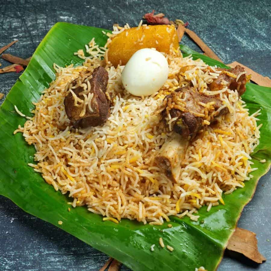 দেখেছেন পার্ক স্ট্রিট বলতেই মনে পড়ে গেল ‘সিরাজ’-এর কথা! তবে এখানে বিরিয়ানির দামটা একটু বেশি। এক একটি চিকেন বিরিয়ানির প্লেটের জন্য সাড়ে তিনশো টাকার বেশি খরচ করতে হবে।   বিরিয়ানি উচ্চারিত হবে কলকাতার বুকে আর তার সঙ্গে ‘আমিনিয়া’র নাম শোনা যাবে না এ তো অসম্ভব! শহরের বুকে একাধিক জায়গায় রয়েছে এই রেস্তোরাঁ। দাম? সাধ্যের মধ্যেই। ২৫০ থেকে ৩০০ টাকার মধ্যেই পেয়ে যাবেন এই লোভনীয় পদ। 