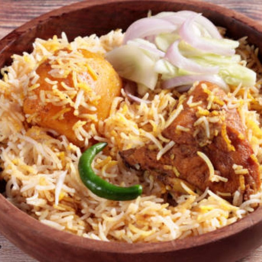 ‘আমিনিয়া’র নাম উঠবে, আর ‘আরসালান’-এর নয়, তাই হয় কখনও? শহরের বিরিয়ানিপ্রেমীদের অন্যতম পছন্দের রেস্তোরাঁ এটি। কলকাতার বিভিন্ন প্রান্তে ছড়িয়ে ছিটিয়ে থাকা এই দোকানের বিরিয়ানি খেতে চাইলে খরচ হবে ৩০০ টাকা মতো।