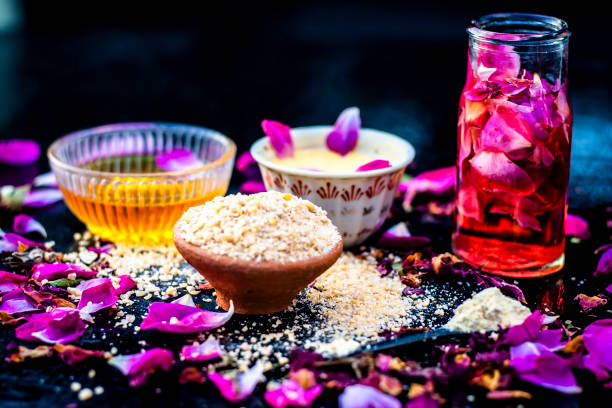 আয়ুর্বেদে গোলাপ জল: প্রাচীন ভারতীয় চিকিৎসা পদ্ধতি আয়ুর্বেদেও গোলাপ জলের গুরুত্ব ছিল অপরিসীম। আয়ুর্বেদিক চিকিৎসকরা বিশ্বাস করতেন যে গোলাপ জলের শীতলতা ত্বক শান্ত করে এবং এর প্রদাহবিরোধী গুণাগুণ ত্বক সুস্থ রাখে। চোখের যত্নেও এর ব্যবহার প্রচলিত ছিল।