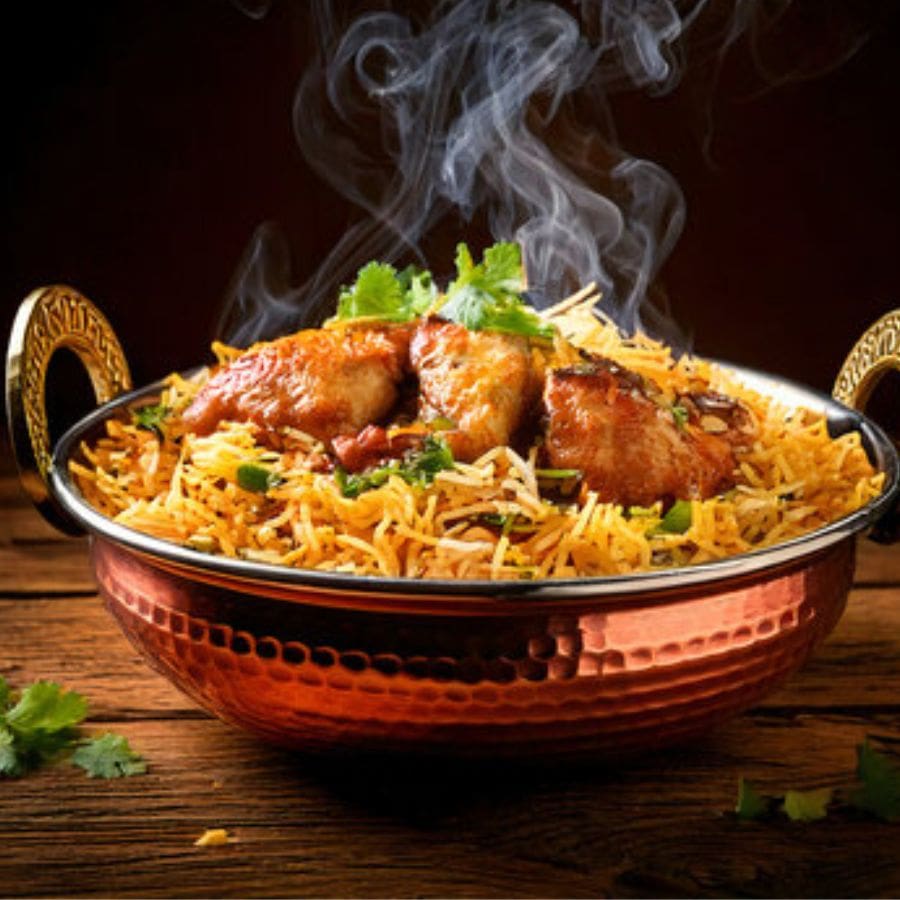 পার্ক সার্কাসের ‘রয়েল ইন্ডিয়ান হোটেল’-এর নামও থাকবে এই তালিকায়। সেদ্ধ ডিম, তুলতুলে নরম আলুর সঙ্গে মাটন বা চিকেনের পিস যুক্ত বিরিয়ানি খেতে এখানে খরচ বিশেষ হবে না। দাম শুরু ২৫০ টাকা থেকে। 